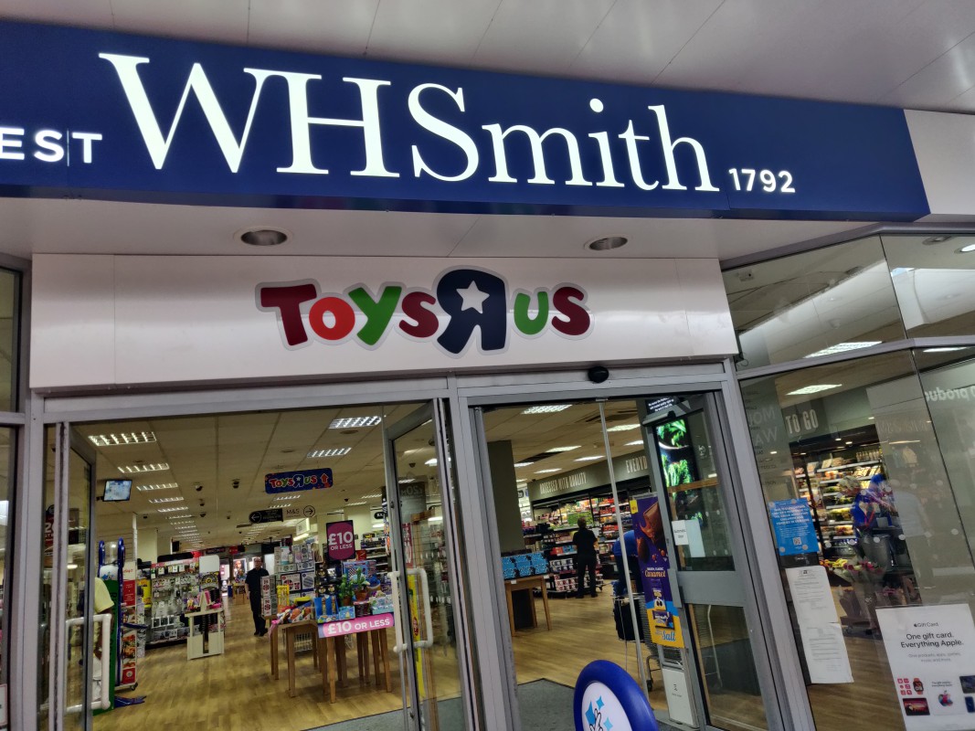 New Image for TOYS “R” US OPENS IN WH SMITH’S IN CWMBRAN CENTRE  